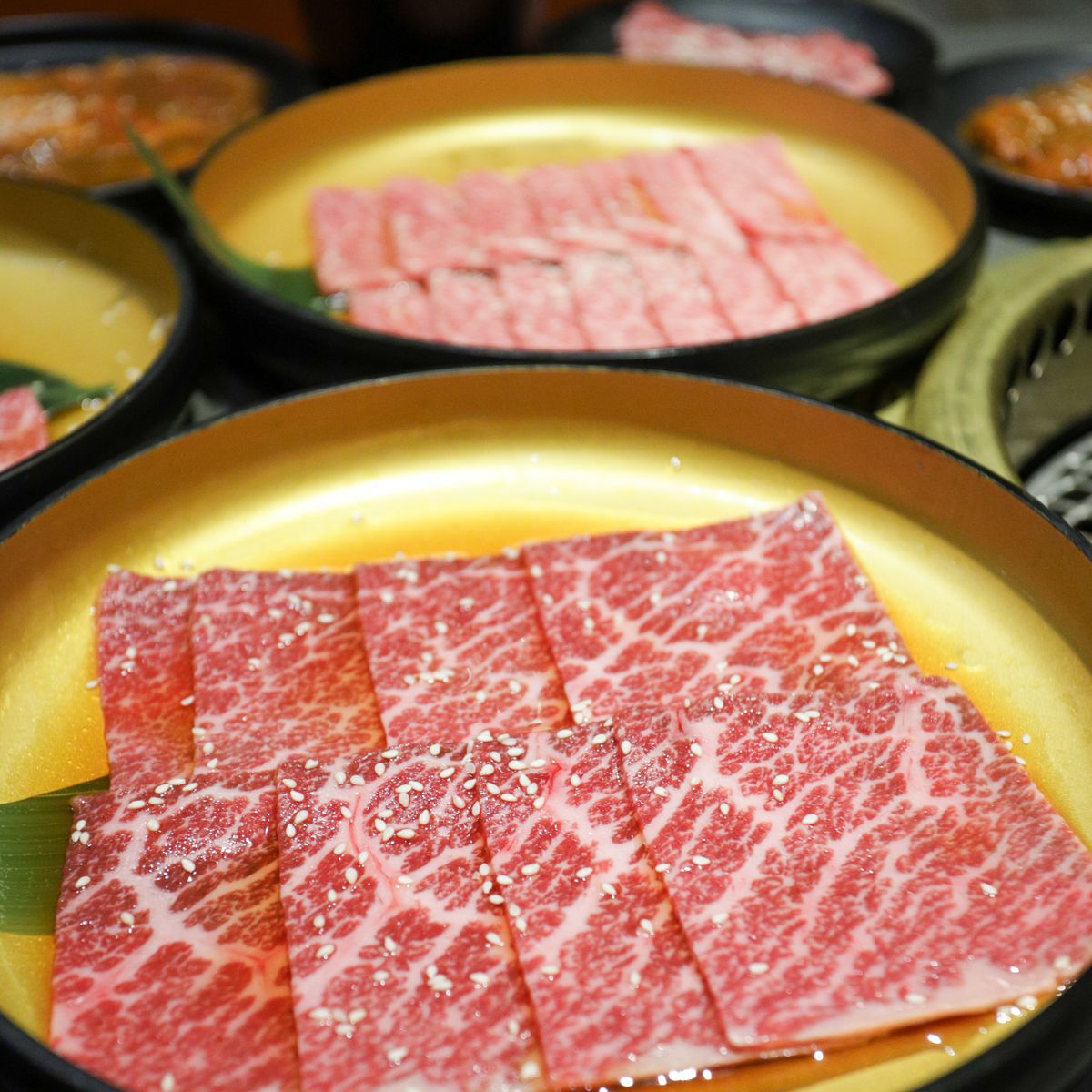 접시에 펼쳐 담은 마블링 고운 생고기 슬라이스