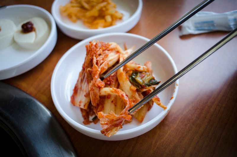 놋그릇에 담긴 겉절이 김치