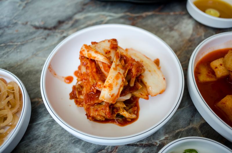 접시에 담아 낸 겉절이 김치