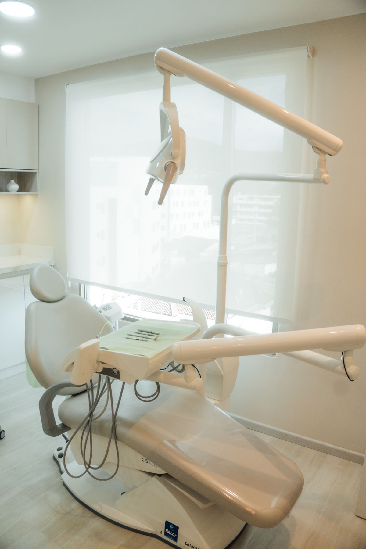 진료실에 놓인 치과 장비
